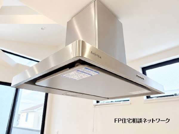 【換気扇】キッチン上部の収納棚付です。システムキッチンと一体感あるカラーで見た目もgood。各種豊富なキッチン用品ですが、たまにしか使わないものも多くあるはず。収納に重宝します。