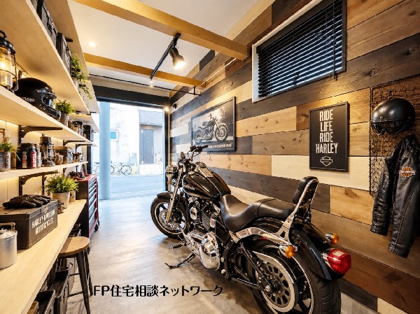 外観:愛車を眺めながら趣味の時間を満喫できる、こだわりのバイクガレージ。バイク用品や工具類をすっきり収納できるスペースも確保し、大人の秘密基地のような空間です。
