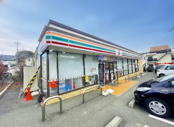 周辺環境:セブンイレブン稲城平尾1丁目(セブンミールは大好評です。今や公共料金の支払いや宅配など、色々な用途があるコンビニは必須ですね。)