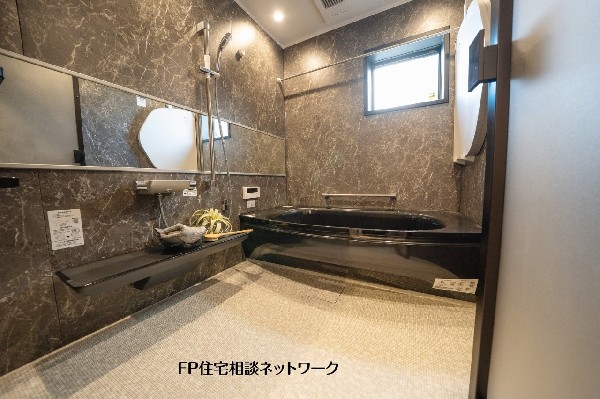 【プラン例　建物価格2000万円　建物面積100m2】重厚感のある壁面デザインで統一した浴室。落ち着いた色調でまとめ、毎日のバスタイムをゆっくり楽しめる空間です。 