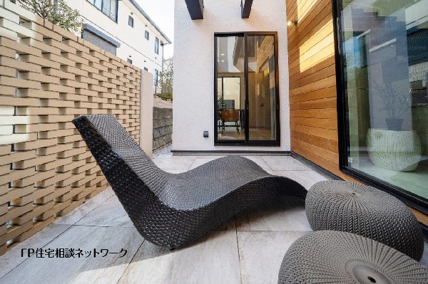 外観:【プラン例　建物価格2000万円　建物面積100m2】外からの視線に配慮した中庭テラス。リビングやダイニングに光と風を届け、住まい全体に開放感をもたらします。