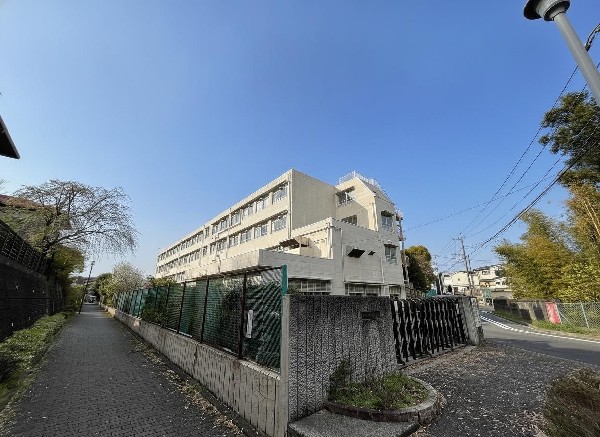 周辺環境:中川小学校(【学校教育目標】人・自然・まちとふれあいながら、自分を高める中川の子)