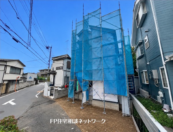 外観:青空の下、閑静な住宅街で現在建築中の物件です。周辺は落ち着いた雰囲気の住環境です。