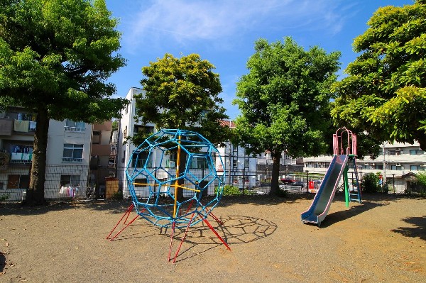 周辺環境:錦ヶ丘北公園(樹木が立ち並び、木漏れ日を愉しめる公園。遊具だけではなく、駆け回れる広いスペースもあります。)