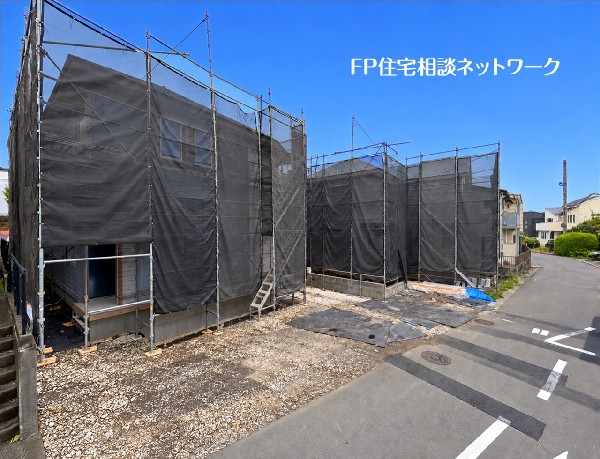 外観:平坦な道路に面し、車の出し入れや日々の移動がスムーズな現地。足場に囲まれた現場では、構造体の施工が着々と進行しています。図面だけでは伝わらない実際の陽当たりや通風をご確認ください。