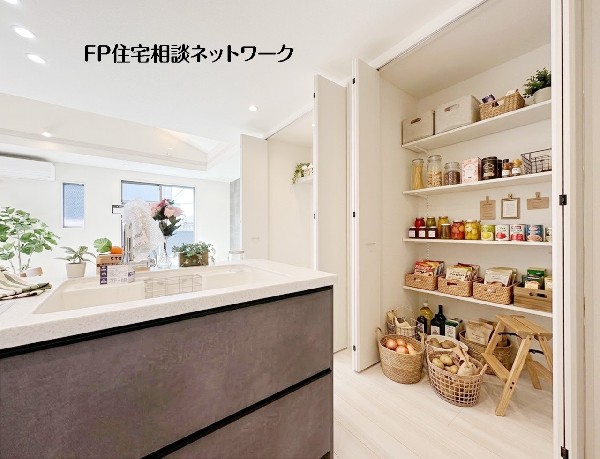 【パントリー】  本画像はAIがCGで小物を作成しており、実際の現地に小物は設置されておりません。また、販売価格に小物等は含まれておりません。