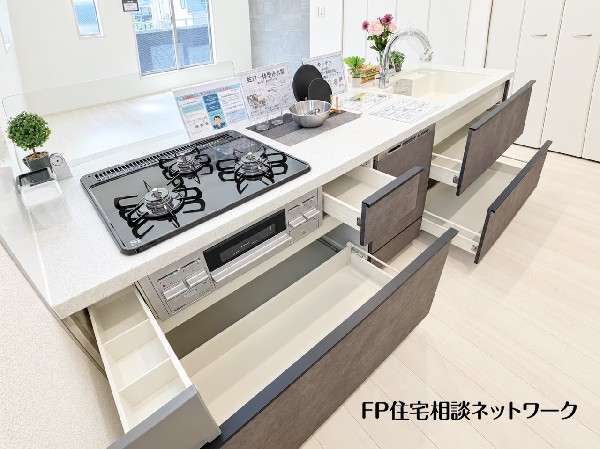 【キッチン収納】  白を基調とした明るく清潔感のあるキッチンスペースです。コンロ下には大容量の引き出し収納がしっかりと備わっており、大きめの鍋やフライパン等の調理器具もすっきりと整理できます。