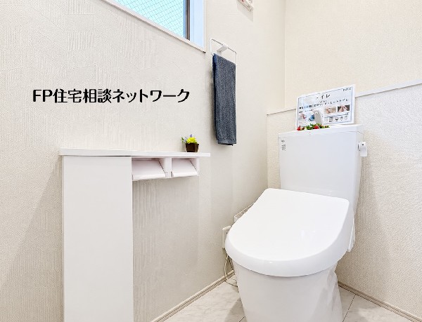 【トイレ】  白を基調とした清潔感あふれるシンプルなトイレスペースです。壁面には小物を置ける便利なカウンター付きのペーパーホルダーが設置されており、芳香剤やちょっとした小物を飾るのに便利です。