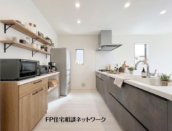 【キッチン】  本画像はAIがCGでカップボードを作成しており、実際の現地にカップボードは設置されておりません。また、販売価格にカップボード等は含まれておりません。