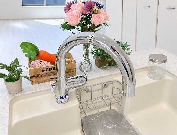 【ビルトイン浄水器　】浄水と水道水を切り替えて使用できるスッキリとしたデザインの浄水器一体型水栓。ヘッドを引き出して使えるのでお料理はもちろんシンクの掃除が容易です。