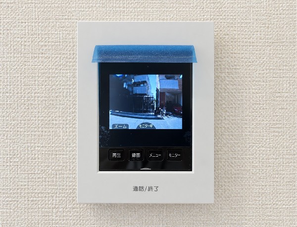 【TVモニター付きインターホン　】モニター付インターホンが標準仕様です。不安になりがちな防犯面。目で確認できるからあんしんです。