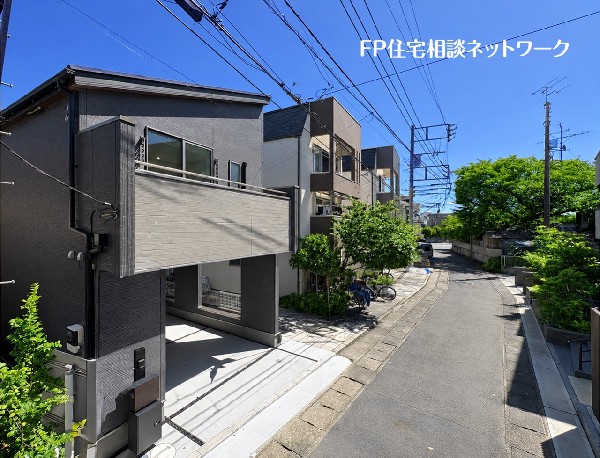 外観:【外観】  現地周辺は戸建住宅が建ち並ぶ、落ち着いた街並み。沿道の豊かな緑と鮮やかな青空が住まいを引き立てます。建物の外観と前面道路の様子をあわせてご確認いただける一枚です。