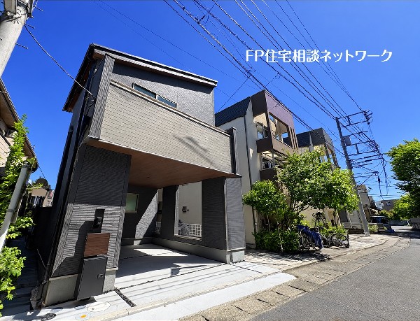 外観:【外観】  木目調とダークカラーを組み合わせた、落ち着きのある外観デザイン。道路側に設けたバルコニーが建物に立体感を添え、軒天の木目が住まいの表情を美しく引き立てています。