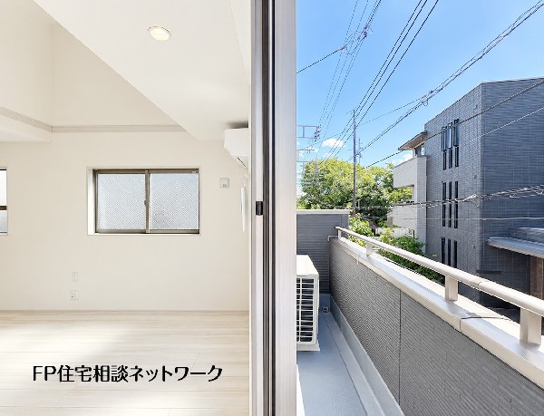 外観:【バルコニー│LDK】  大きな窓から自然光がたっぷりと差し込む明るい室内です。外にはバルコニーが続き、日々の洗濯物を干す際にも大変便利です。晴れた日には青空を眺め、心地よい風を感じてリラックスできます。