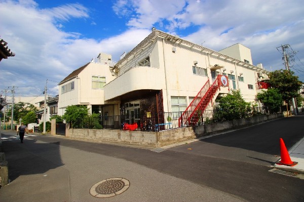 周辺環境:稲田保育園(園庭が広く子供たちがのびのびと遊ぶ事が出来る環境が整っています。周辺には商業施設が少なく、緑地が点在しており環境に恵まれています。)