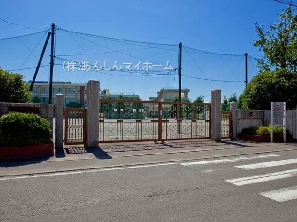 周辺環境:登戸小学校(平坦地にあり、周辺は多摩川など自然があります。目標は、よく考える子ども、思いやりのある子ども、健康でたくましい子ども、最後までやりぬく子どもです)