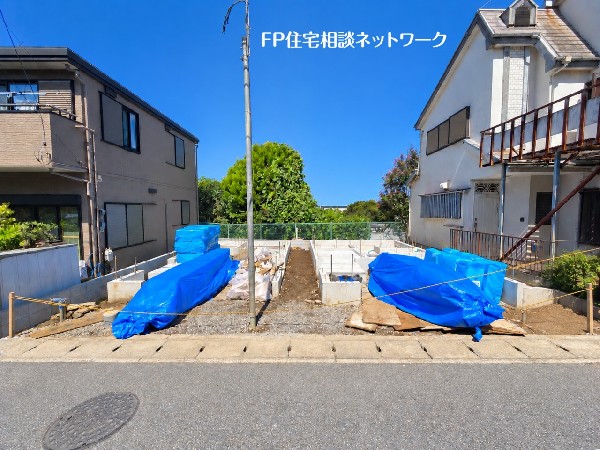 外観:陽当たりが期待できる南道路に面した立地。前面道路は幅員約4ｍ、さらに北側の隣地が一段低くなっているため、開放感のある住環境も魅力です。