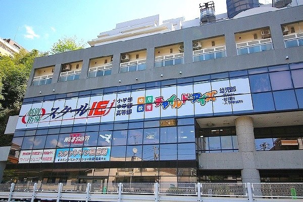 周辺環境:幼児教室チャイルドアイズ生田校(子様の成長や目的に合わせたコースが用意された幼児教室。子育て世帯に嬉しい教育環境が身近に整っています。)