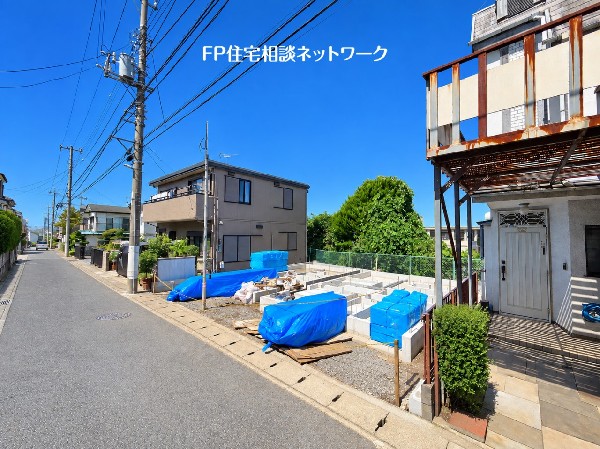 外観:前面道路は落ち着いた住環境で、周辺には戸建住宅が建ち並びます。開放感のある現地です。