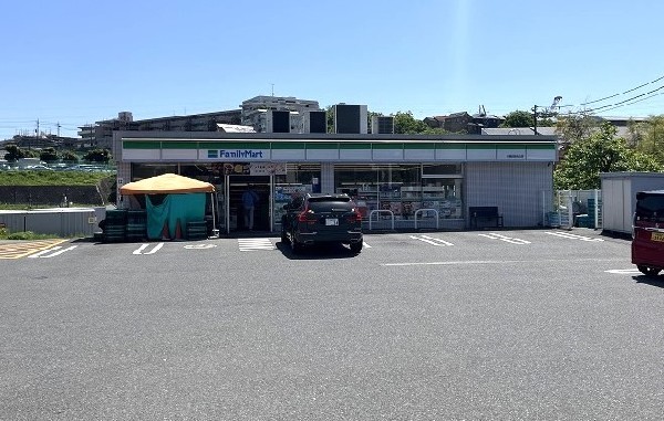 周辺環境:ファミリーマート 川崎東百合丘店(ファミリーマート人気のファミチキをはじめスナックメニューも大人気です。)