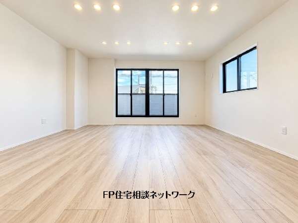 想像以上の質感が訪れる者の心を離さない。フローリング素材、窓の配置、壁面タイル、カラーバランス、どれをとってもワンランク上の仕上がり。