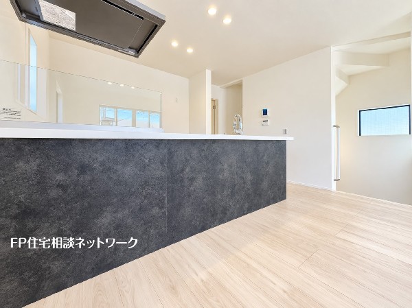 新しいキッチンは食事の支度も楽しく出来る。お手伝いをしてくれるお子様と並びながら準備や片付けが出来るキッチンは、ご家族のコミュニケーションを育む場として活躍します。