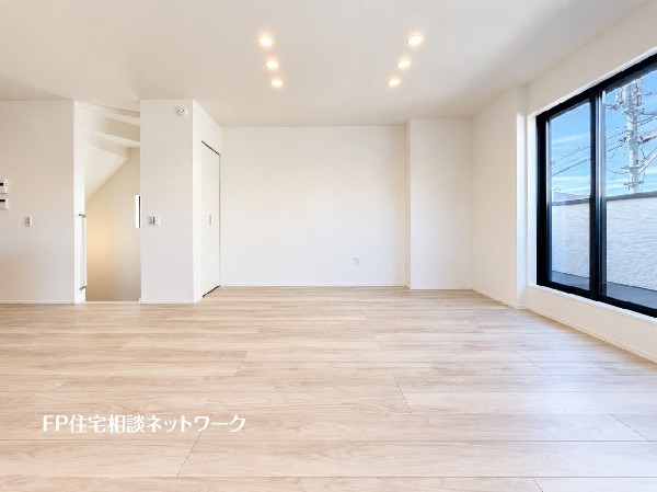 大切な家族が集まるからこそLDKにはこだわりたい。日当たりのよい広いＬＤＫを、子供たちが元気に走り回っている姿を見た時「広い家にして良かった」と思う。