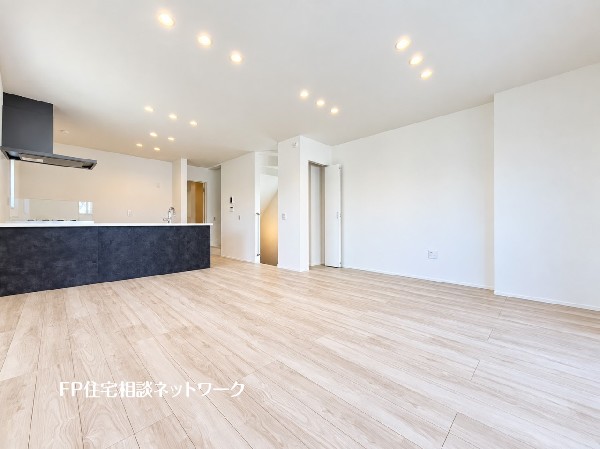 ＬＤＫはその広さからパソコンスペースや家事スペース、おもちゃスペースなど様々な空間を演出できる「ゆとり」がある。家族が一つに集まれば自然と会話が弾む。