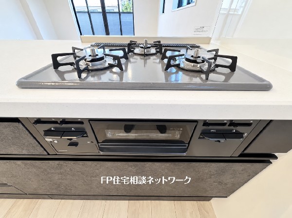 【三口ガスコンロ】同時に異なる料理を作ることができ、調理時間を大幅に短縮できる便利な調理器具です。様々なサイズの鍋に対応し、効率的な調理をサポートします。