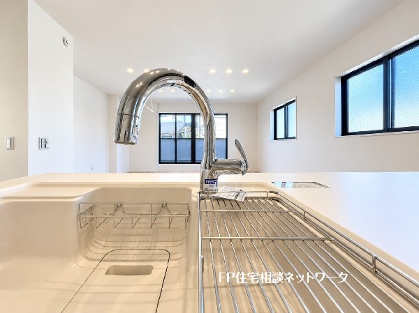 【浄水器一体型水栓】別置きの浄水器が不要のため省スペースで設置可能。手元のレバーやボタンで簡単に浄水と水道水を切り替えられ、快適に利用できます。