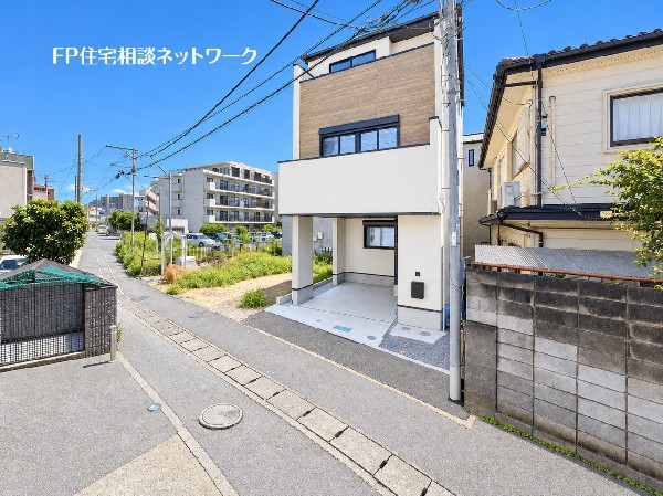 外観:JR南武線「久地」駅徒歩7分の好立地！駅近ながら落ち着いた住環境に佇む、スタイリッシュな外観の新築戸建。毎日の通勤・通学にも便利な立地です。