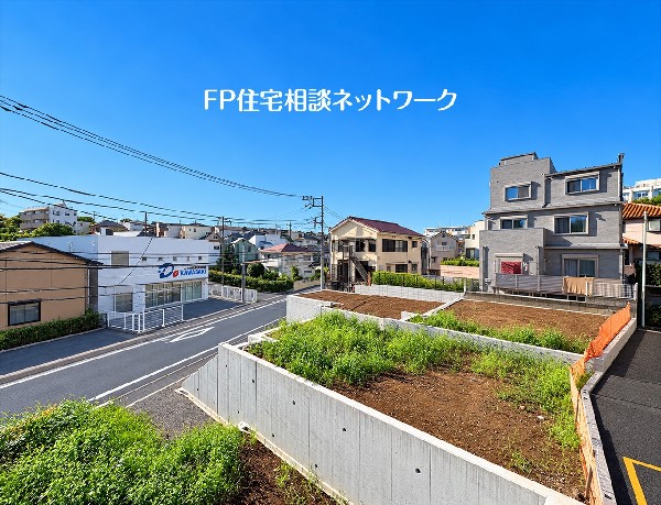 外観:周囲は落ち着いた住宅街で、晴れた日には青空が広がります。新しい生活の場として、自由な発想で設計を楽しめそうな場所です。