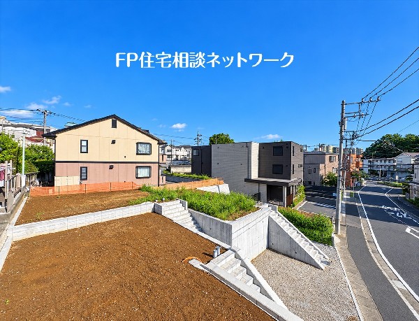外観:周辺は静かな住宅街で、道路へのアクセスも良好です。新しい家を建てるための、理想的な環境と言えるでしょう。