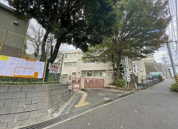 周辺環境:犬蔵小学校(緑の丘に包まれた自然豊かな環境の中で、44年の歴史を刻んできた犬蔵小学校。現在、1100人をこえる児童が、のびのびと学校生活を送っています。)