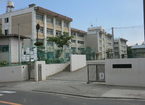 周辺環境:犬蔵中学校(学校教育目標は「生命・いのちを尊重し、生きる力を育む。」)
