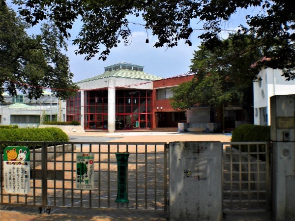 周辺環境:幼稚園型認定こども園 有馬白百合幼稚園(緑に囲まれた理想的な環境でひとりひとりの違いを大切にし園の空間全体で想像力を育みます。)