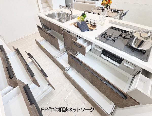 システムキッチンは収納力が豊富で、引き出しを開けると奥の調理器具まで見渡せます。コンロ下やシンク下にも深さのあるスペースが確保され、大きなお鍋などもすっきりと整理整頓できます。