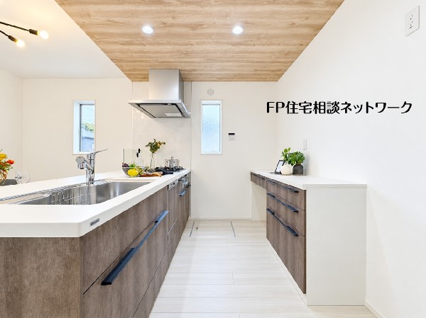 小窓から差し込む光が、明るい雰囲気を醸し出すキッチン。ステンレスのレンジフードが、スタイリッシュな印象を与えます。収納も多く、調理も快適です。
