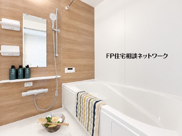 木目調のアクセントパネルが、落ち着いた雰囲気を演出する浴室。清潔感のある白を基調とした浴槽で、一日の疲れを癒すことができます。