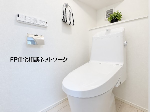 清潔感のある白を基調としたトイレ。タンク一体型のデザインで、すっきりとした印象を与えます。快適に過ごせる空間です。