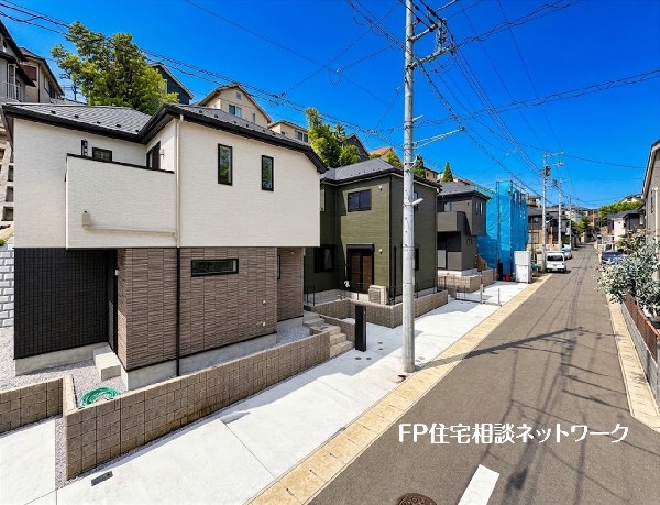 外観:【現地写真】  白、ブラウン、黒を基調とした、スタイリッシュな外観。3色のサイディングが織りなすデザインが、モダンな印象を与えます。青空に映える、存在感のある一棟です。