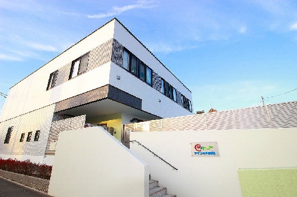 周辺環境:アイン栗平保育園(豊かな自然に囲まれ、園舎・園庭から子供たちの元気な声が聞こえてきます。できることが増えていく、お子様の成長が楽しみです。)