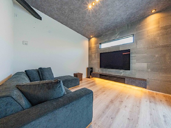 【プラン例　建物価格2400万円　建物面積97m2】エコカラット×ダウンライト。陰影を際立たせリビングを落ち着ける空間に。