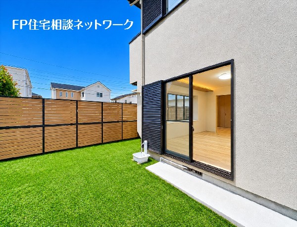 外観:【庭】  リビングから出入りできる、緑が広がるお庭。お子さまの遊び場や休日のくつろぎなど、暮らしの楽しみが広がります。