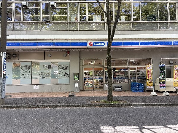 周辺環境:ローソンJPローソン青葉郵便局(「マチのほっとステーション」をスローガンに掲げる通り、忙しい日々に「ほっ」とするひとときをもたらします。)