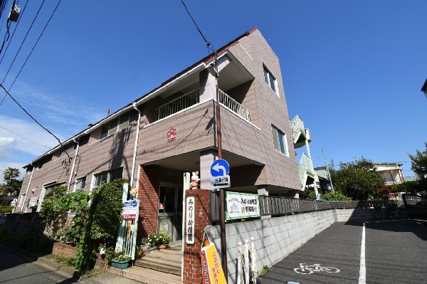 周辺環境:みのり幼稚園(園舎・広い園庭から子供たちの元気な声が聞こえてきます。できることが増えていく、お子様の成長が楽しみです。)