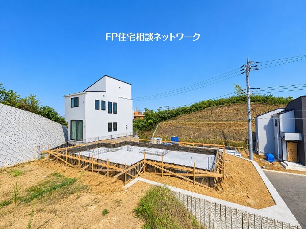 外観:開放感あふれる現地。周囲には緑豊かな自然と落ち着いた住宅街が広がり、陽光を感じながら穏やかな暮らしを楽しめる住環境が魅力です。