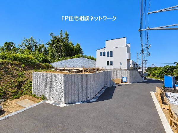 外観:周囲には豊かな緑が残り、自然を身近に感じられる穏やかな住環境。整った街並みも魅力のロケーションです。