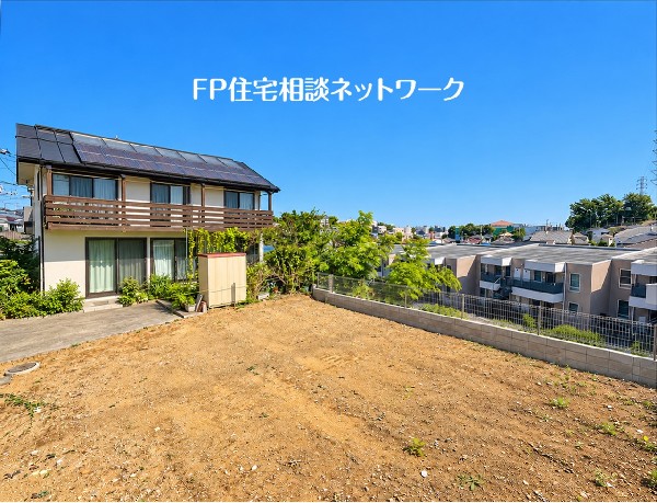 外観:【外観】  広々とした敷地は、ガーデニングやお子様の遊び場、家庭菜園など多彩に活用できます。陽当たりを感じながら、ご家族でのびのび過ごせる住まいづくりが楽しめます。
