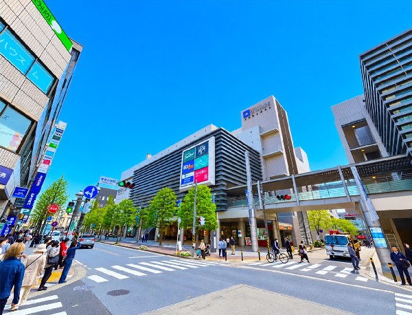 周辺環境:青葉台東急スクエア(青葉台駅直結。国際的なチェーン店のほか、カジュアルなレストランやカフェが幅広く揃うモダンなモールです。)